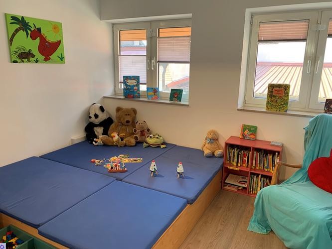 Podest mit Sitzauflagen, Spielsachen, Bücher