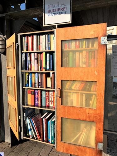 Bücherregal an der Bushaltestelle