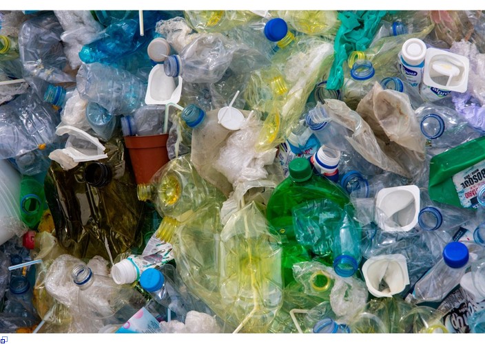 Ansammlung leerer Plastikflaschen