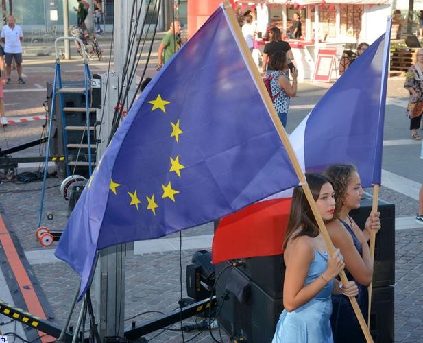 Die Europafahne mit blauem Grund und 12 gelben Sternen wird gezeigt 