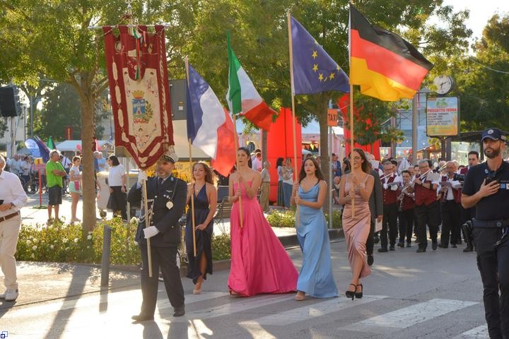 Junge Frauen tragen Länderflaggen bei einem Umzug
