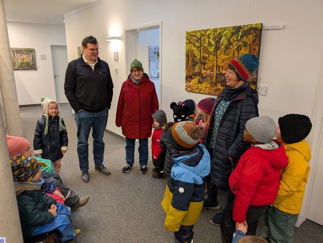 Kinder sprechen mit Erwachsenen Kinder sprechen mit Erwachsenen