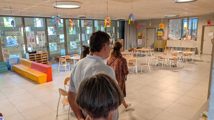 Ein Raum mit Tischen und Stühlen farbenfroh ausgestaltet Ein Raum mit Tischen und Stühlen farbenfroh ausgestaltet