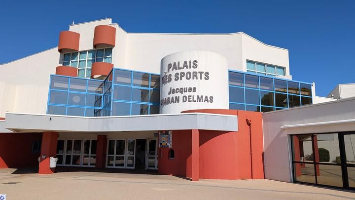 Ein Gebäude mit großem Eingang und Aufschrift "Palais des Sports" Ein Gebäude mit großem Eingang und Aufschrift "Palais des Sports"