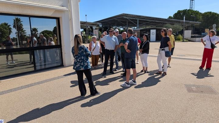Menschen vor einer Halle, die sich unterhalten Menschen vor einer Halle, die sich unterhalten