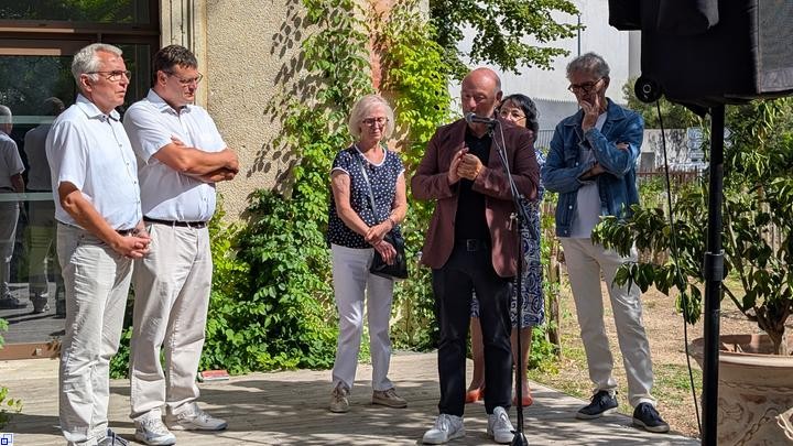 Im Grünen spricht ein Mann am Mikrofon fünf weitere Personen hören ihm zu Im Grünen spricht ein Mann am Mikrofon fünf weitere Personen hören ihm zu