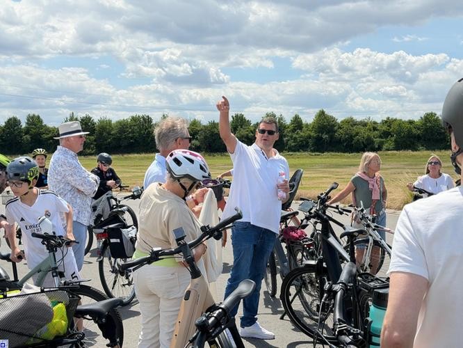 Ein Mann zeigt vielen Radfahrern markante Orte rund um Plankstadt