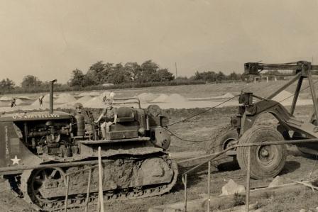 US Bulldozer Sportplatzbau, Fahrersitz: Peter Gaa US Bulldozer Sportplatzbau, Fahrersitz: Peter Gaa