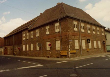 Das ehemalige Gasthaus „Zum goldenen Pflug“, Postdienststelle von 1955 - 1977 Das ehemalige Gasthaus „Zum goldenen Pflug“, Postdienststelle von 1955 - 1977