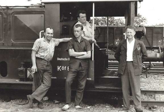 Philipp Mitsch (im Hintergrund auf der Maschine) mit Kollegen