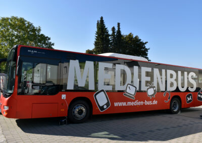 Ein Bus, der als mobiler Schulungsraum gilt